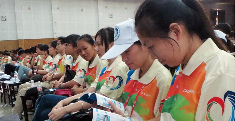 志愿者們認(rèn)真閱讀培訓(xùn)手冊