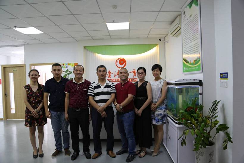 致公黨廣西區(qū)委陳金國(guó)秘書長(zhǎng)與金沛教育領(lǐng)導(dǎo)班子合影