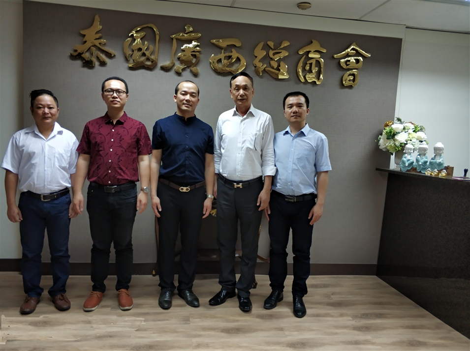 從左往右依次為國際部合伙人林健偉先生（左一），國際部總監(jiān)吳琪先生（左二），執(zhí)行董事粟宥朝先生（左三），商會(huì)主席李宇明（右二），國際部合伙人黃文超先生（右一）