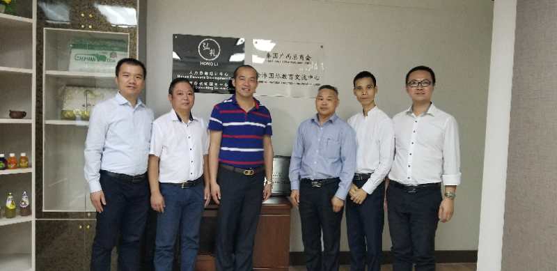 國際部合伙人黃文超（左一），林健偉（左二）國際部總監(jiān)吳琪（右一）執(zhí)行董事粟宥朝（左三），泰國廣西總商會副主席劉漢政（右二），泰國華人青年商會會長助理黃志乾(右三)