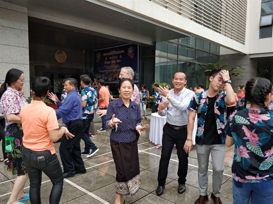 老撾駐南寧總領(lǐng)事萬希·維麗雅彭女士與廣西金沛教育執(zhí)行董事粟宥朝先生一起在總領(lǐng)事館廣場載歌載舞