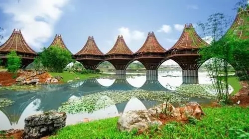 圖為中國-東盟友誼館。該建筑以廣西的風雨橋為原型，寓意“手拉手，心連心”。表達中國與東盟十國睦鄰友好、合作共贏之意。