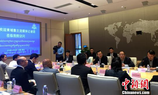 柬埔寨主流媒體采訪團(tuán)在廣西大學(xué)與師生交流。