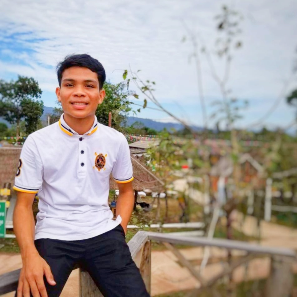 何冀南，柬埔寨人 老撾國立大學建筑學院城市規(guī)劃專業(yè)